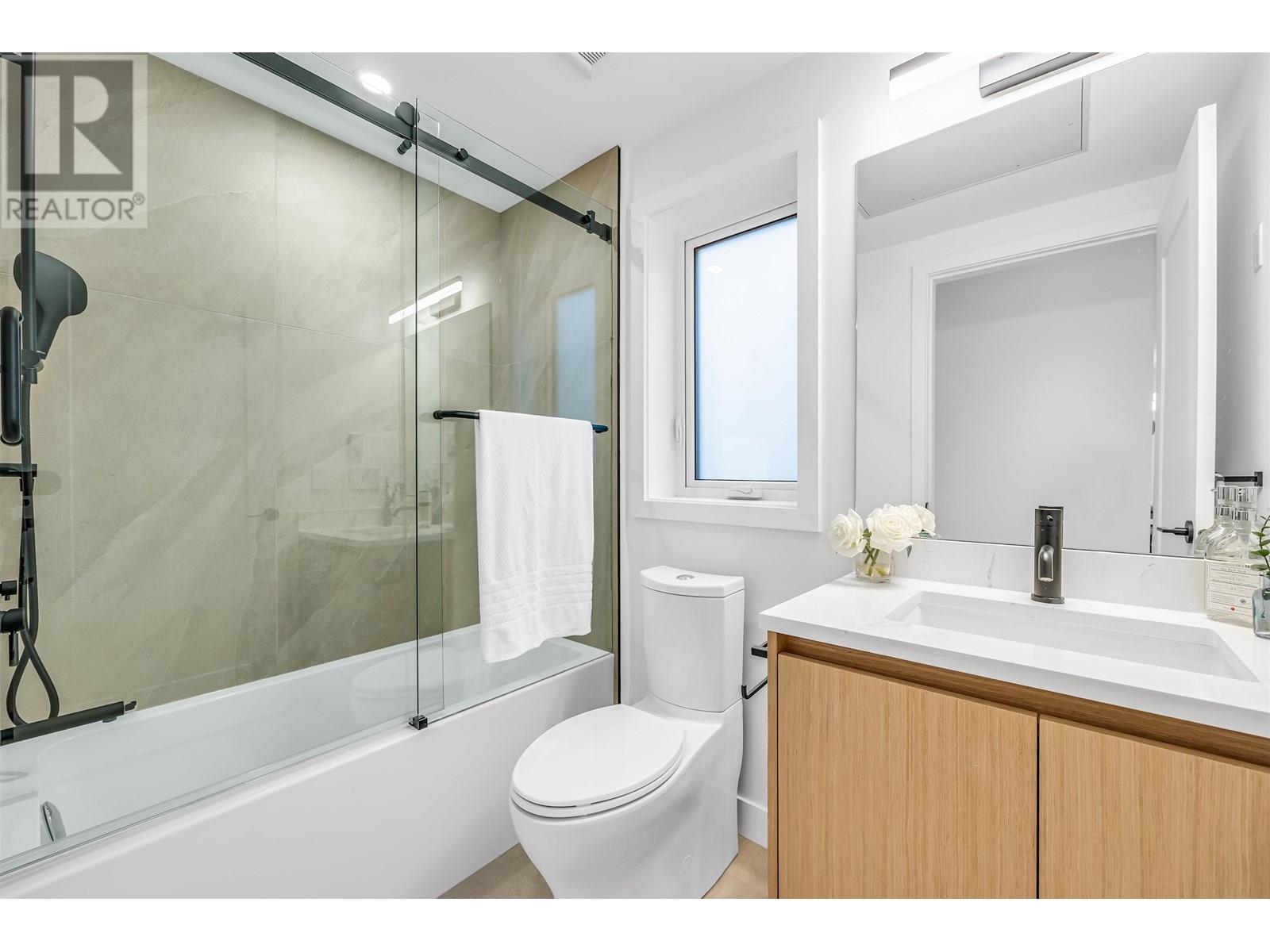 Listing Picture 18 of 37 : 1012 W 52ND AVENUE, Vancouver / 溫哥華 - 魯藝地產 Yvonne Lu Group - MLS Medallion Club Member