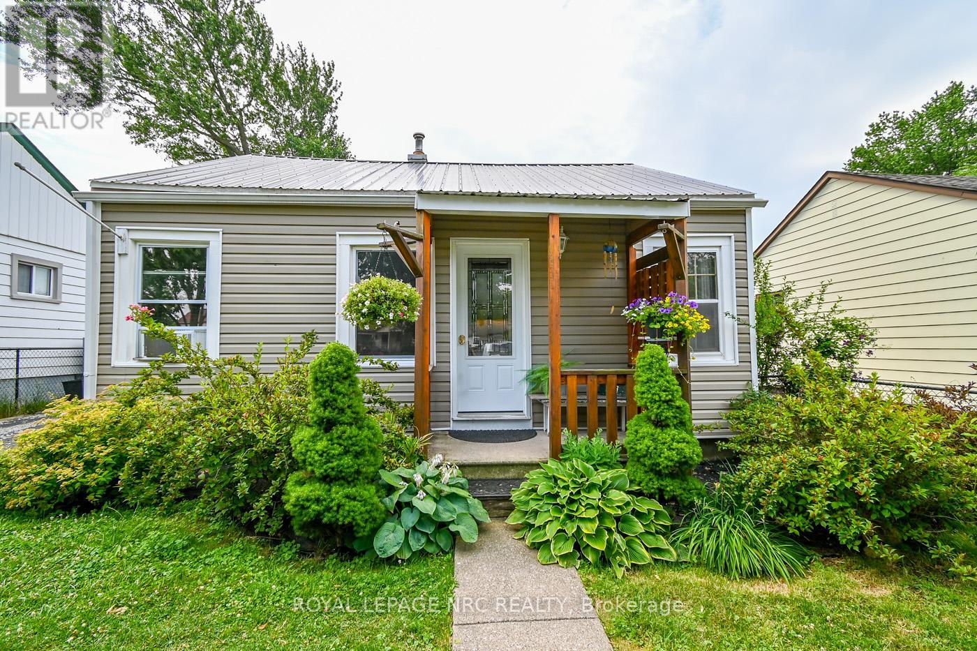 17 Dunkirk Court, Welland (Lincoln/crowland), Ontario  L3B 4V9 - Photo 2 - X12275095