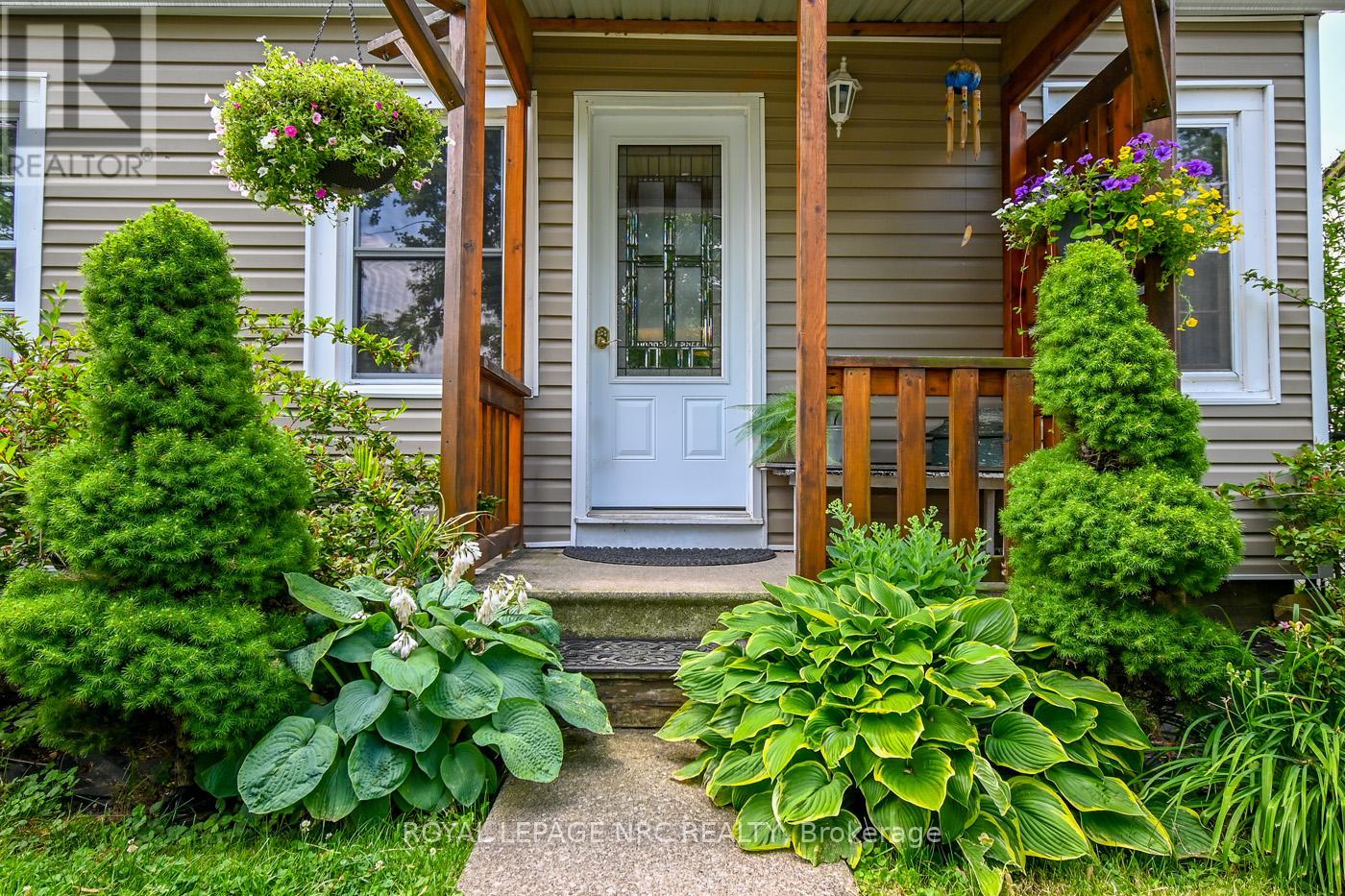 17 Dunkirk Court, Welland (Lincoln/crowland), Ontario  L3B 4V9 - Photo 3 - X12275095