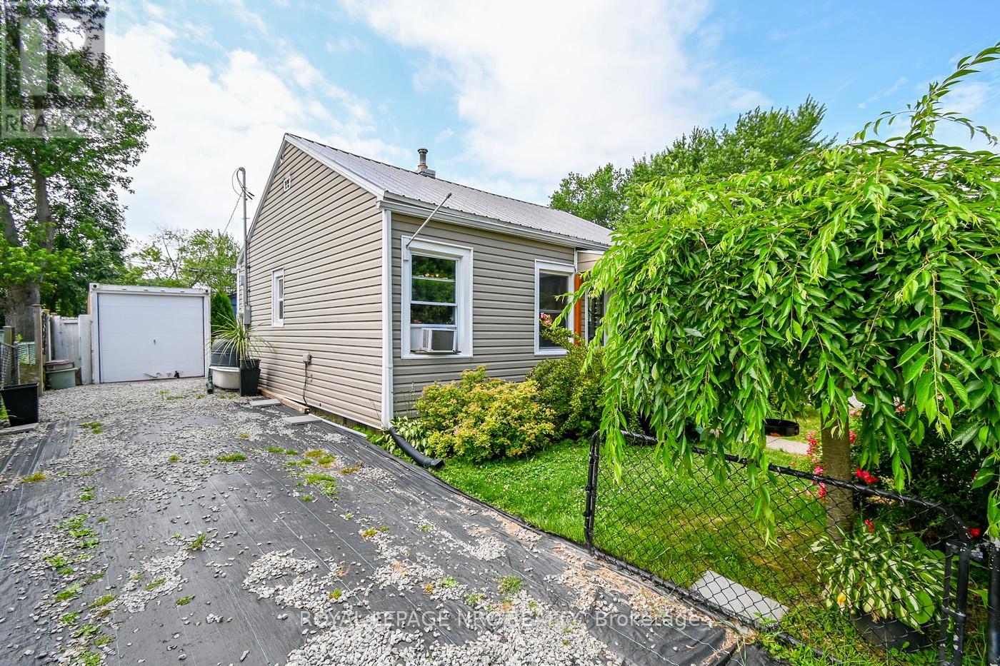 17 Dunkirk Court, Welland (Lincoln/crowland), Ontario  L3B 4V9 - Photo 5 - X12275095