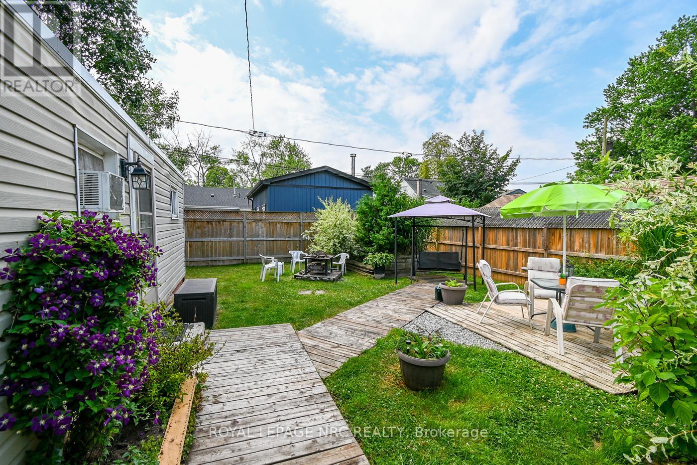 17 Dunkirk Court, Welland (Lincoln/crowland), Ontario  L3B 4V9 - Photo 6 - X12275095