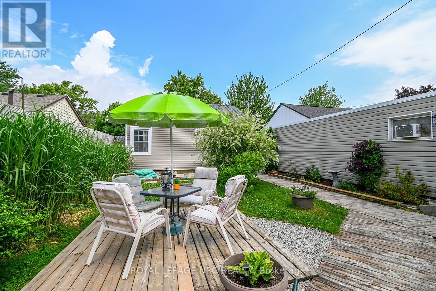 17 Dunkirk Court, Welland (Lincoln/crowland), Ontario  L3B 4V9 - Photo 9 - X12275095