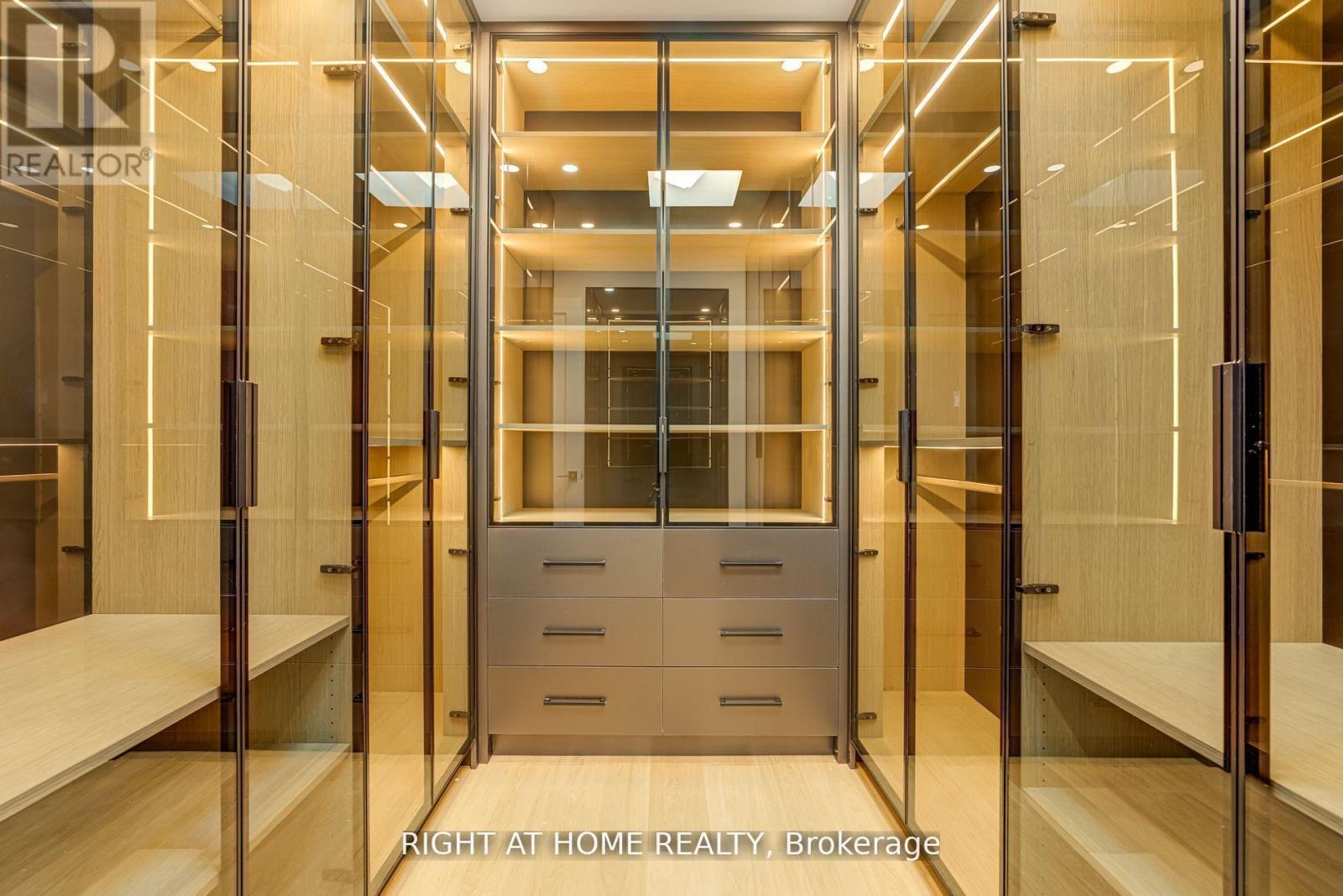 100 Glenvale Boulevard, Toronto, Ontario  M4G 2V9 - Photo 17 - C12275052