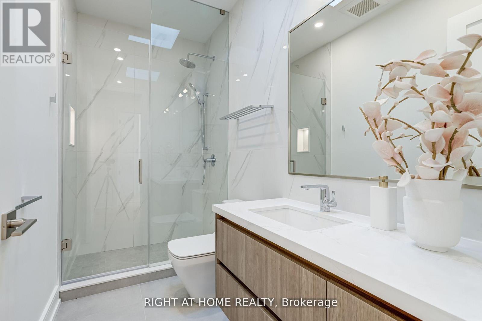 100 Glenvale Boulevard, Toronto, Ontario  M4G 2V9 - Photo 23 - C12275052