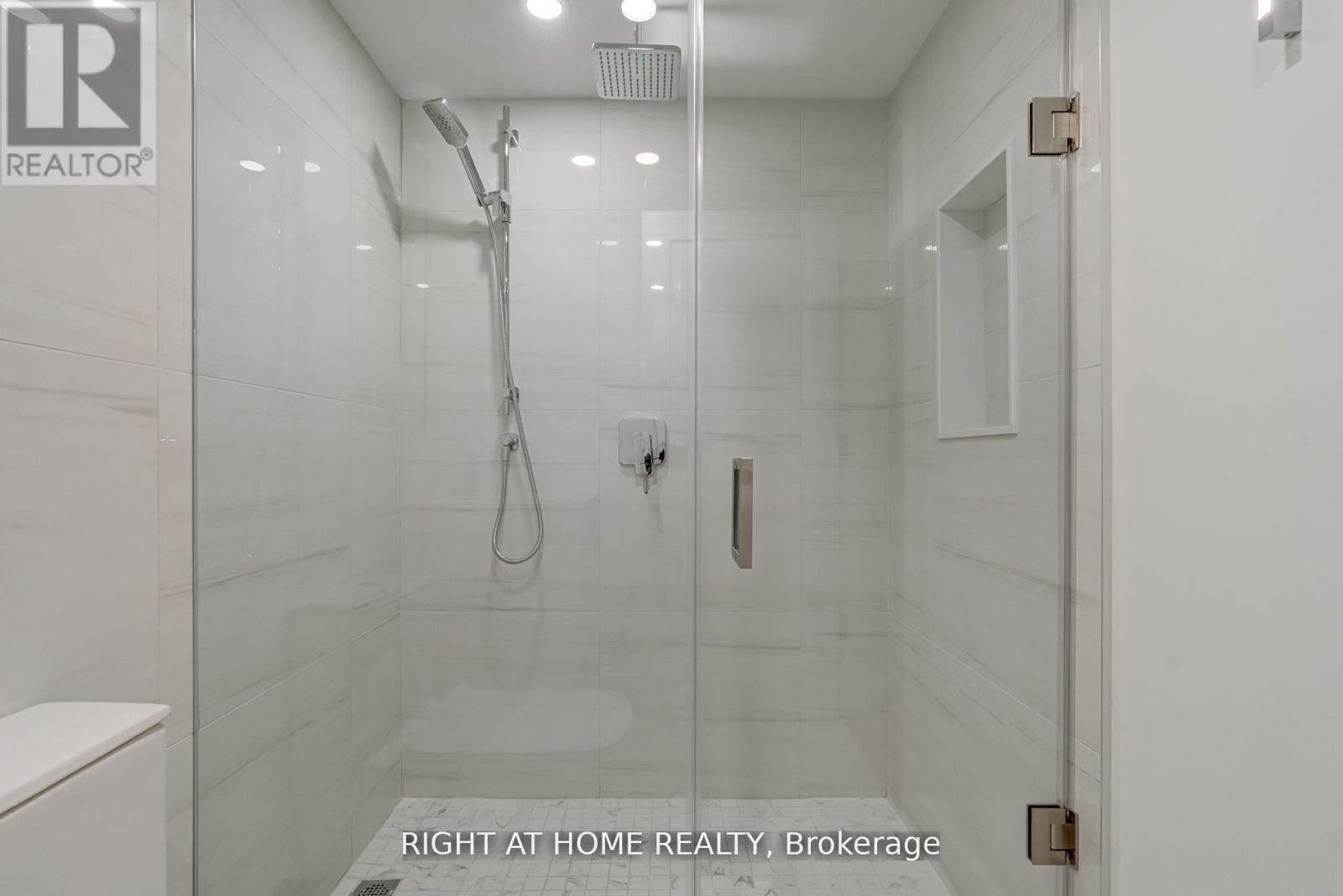 100 Glenvale Boulevard, Toronto, Ontario  M4G 2V9 - Photo 31 - C12275052