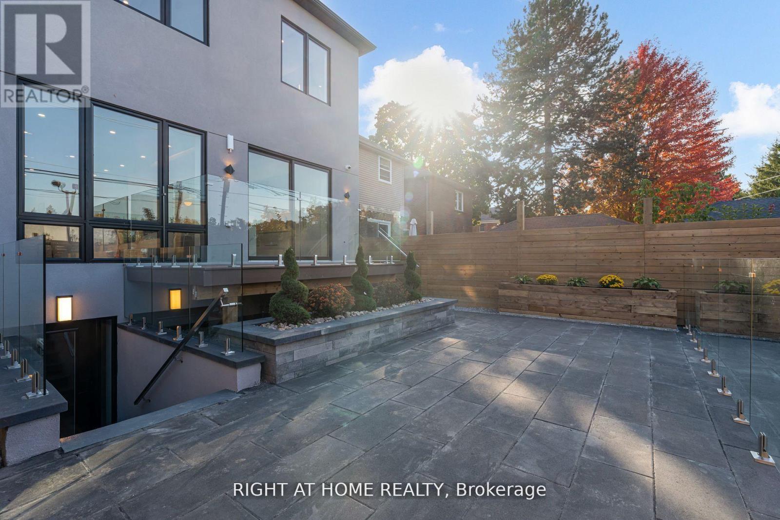 100 Glenvale Boulevard, Toronto, Ontario  M4G 2V9 - Photo 33 - C12275052