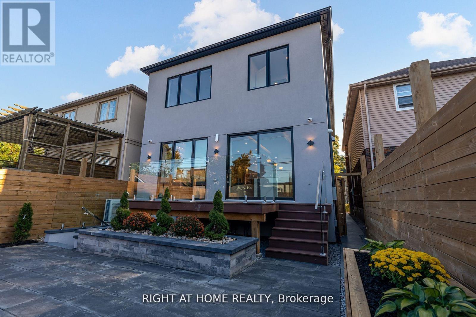 100 Glenvale Boulevard, Toronto, Ontario  M4G 2V9 - Photo 34 - C12275052
