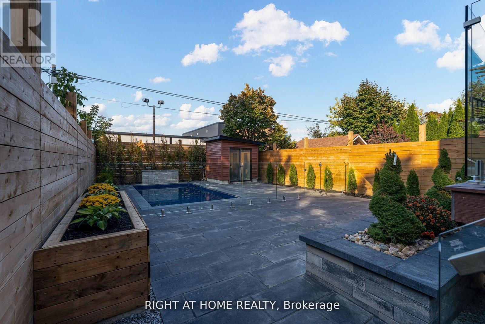 100 Glenvale Boulevard, Toronto, Ontario  M4G 2V9 - Photo 35 - C12275052