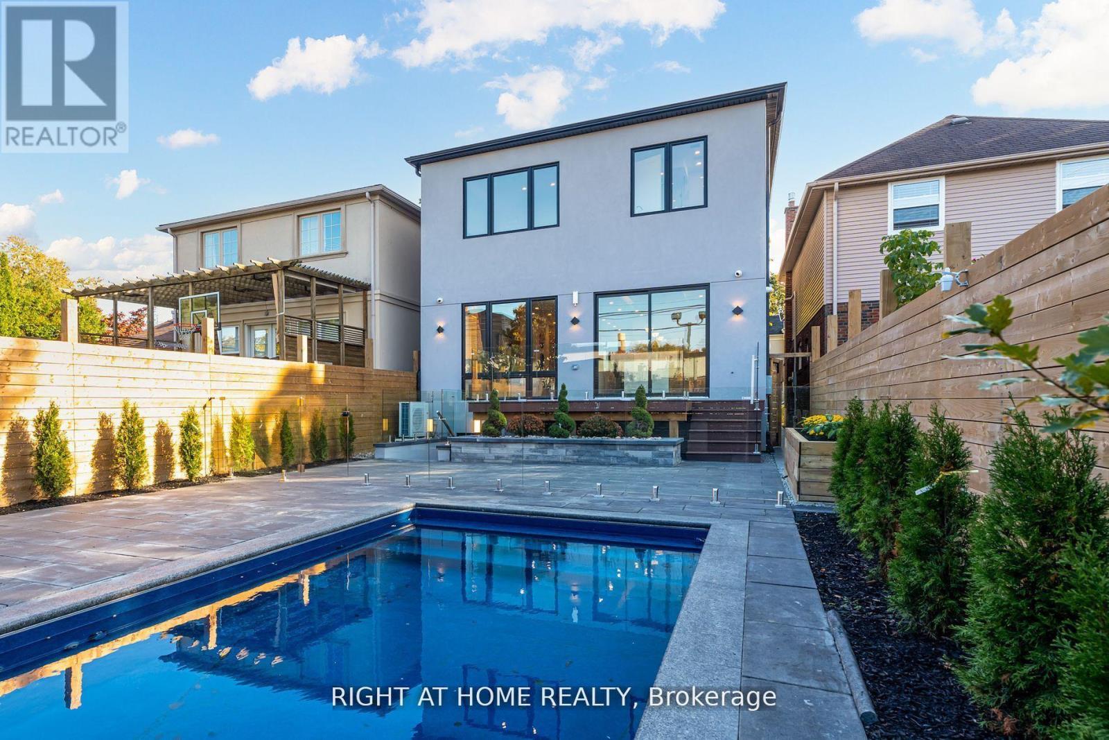 100 Glenvale Boulevard, Toronto, Ontario  M4G 2V9 - Photo 37 - C12275052