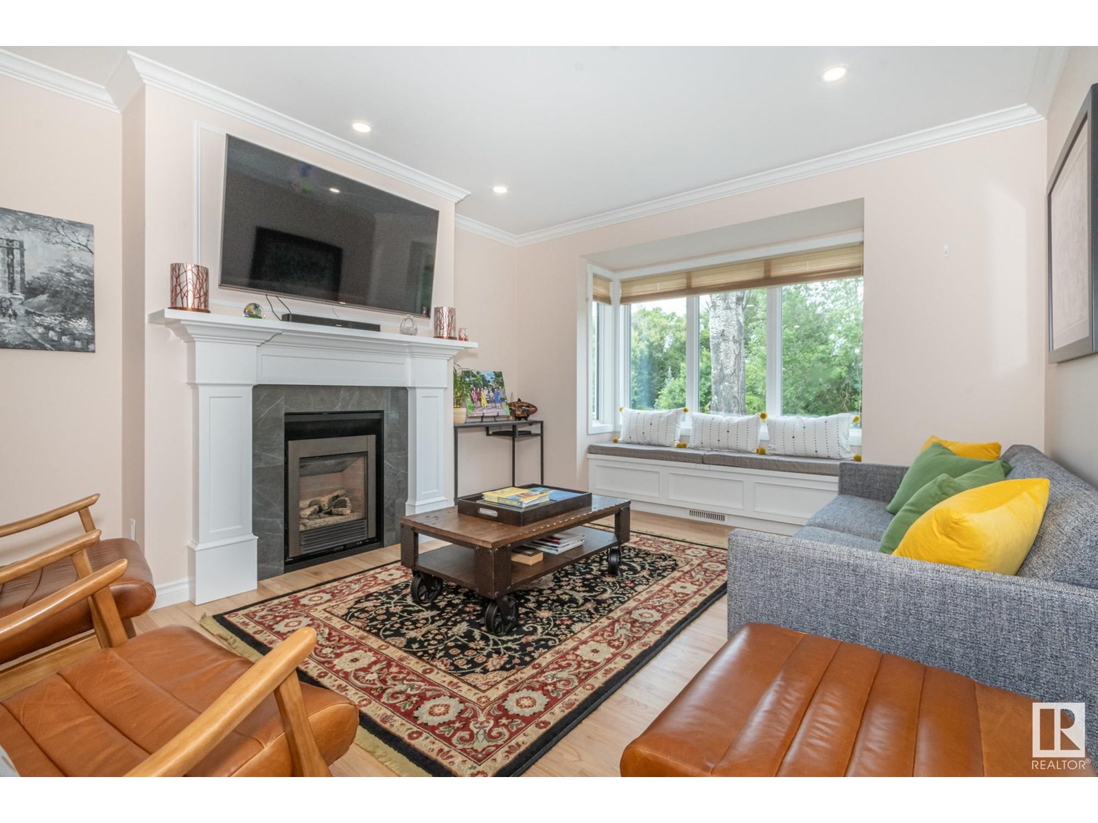 Property at 9327 98 AV NW image 4