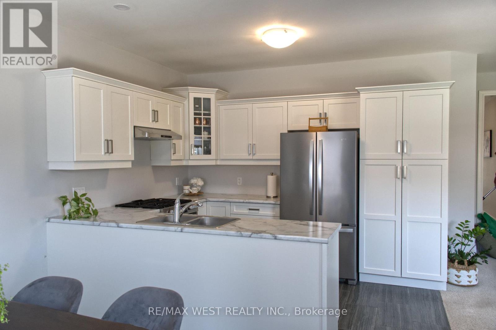 396 Louisa Street, Fort Erie (Lakeshore), Ontario  L2A 0E2 - Photo 8 - X12274406