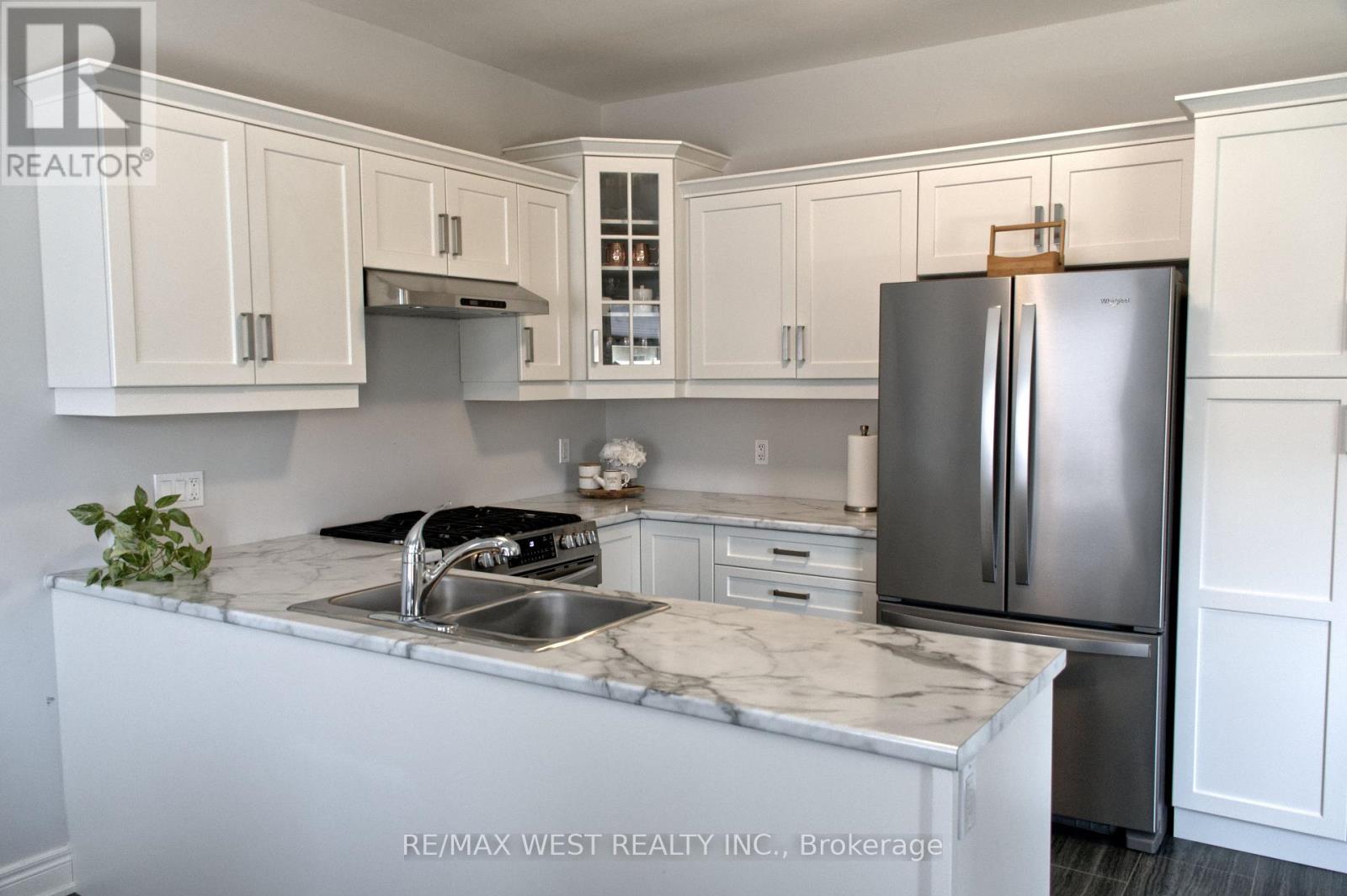 396 Louisa Street, Fort Erie (Lakeshore), Ontario  L2A 0E2 - Photo 7 - X12274406