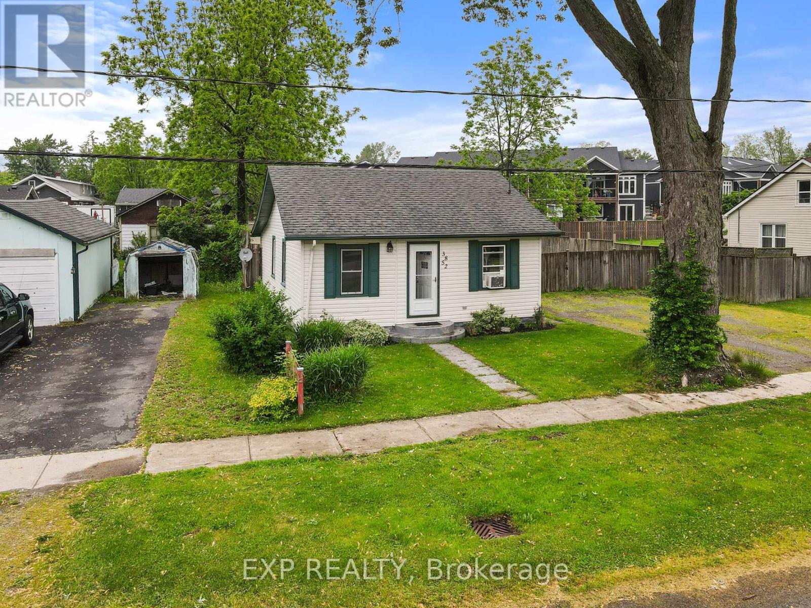 Property at 3852 BRUNSWICK AVENUE image 3