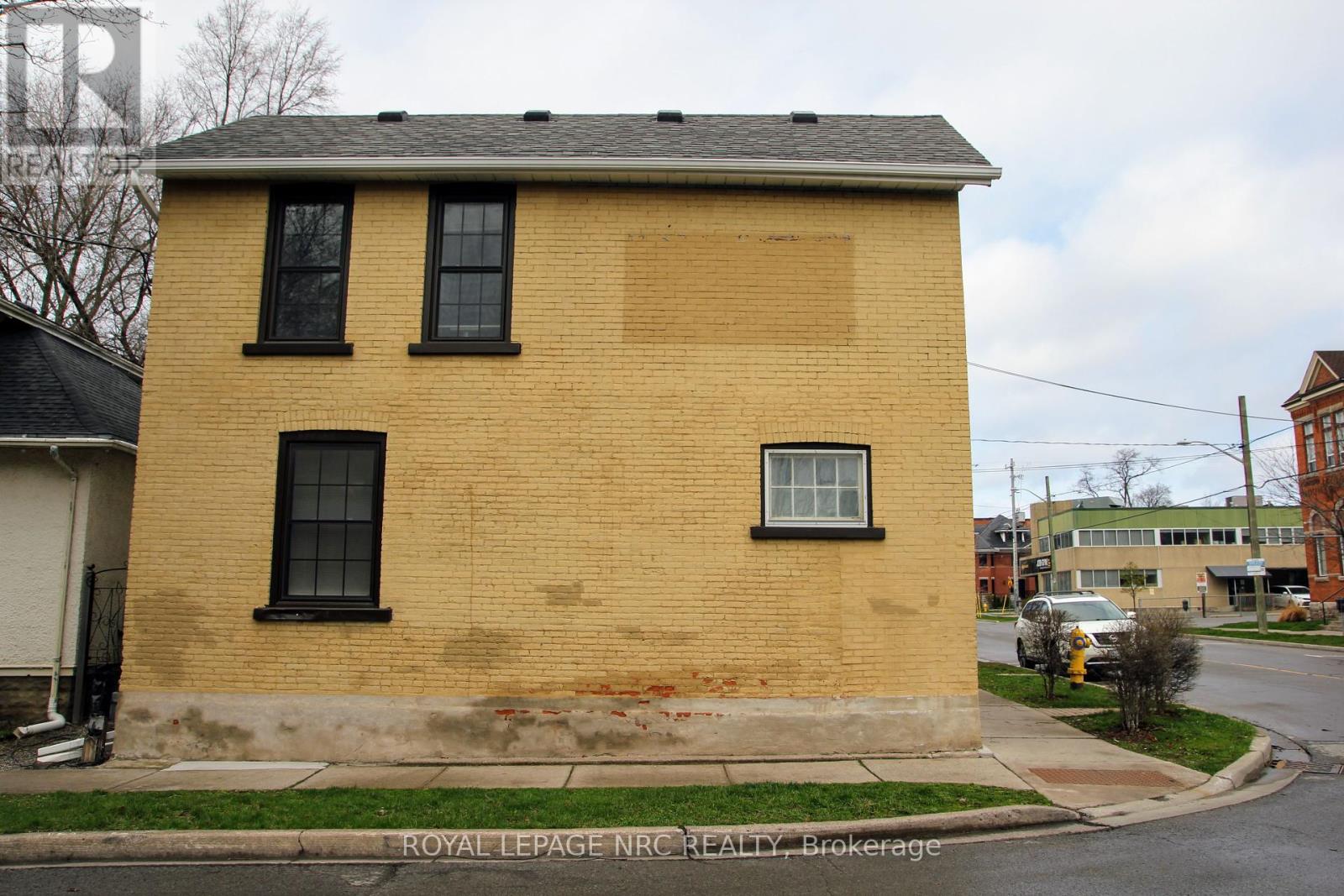 19 Court Street, St. Catharines, Ontario  L2R 4R5 - Photo 5 - X12275561