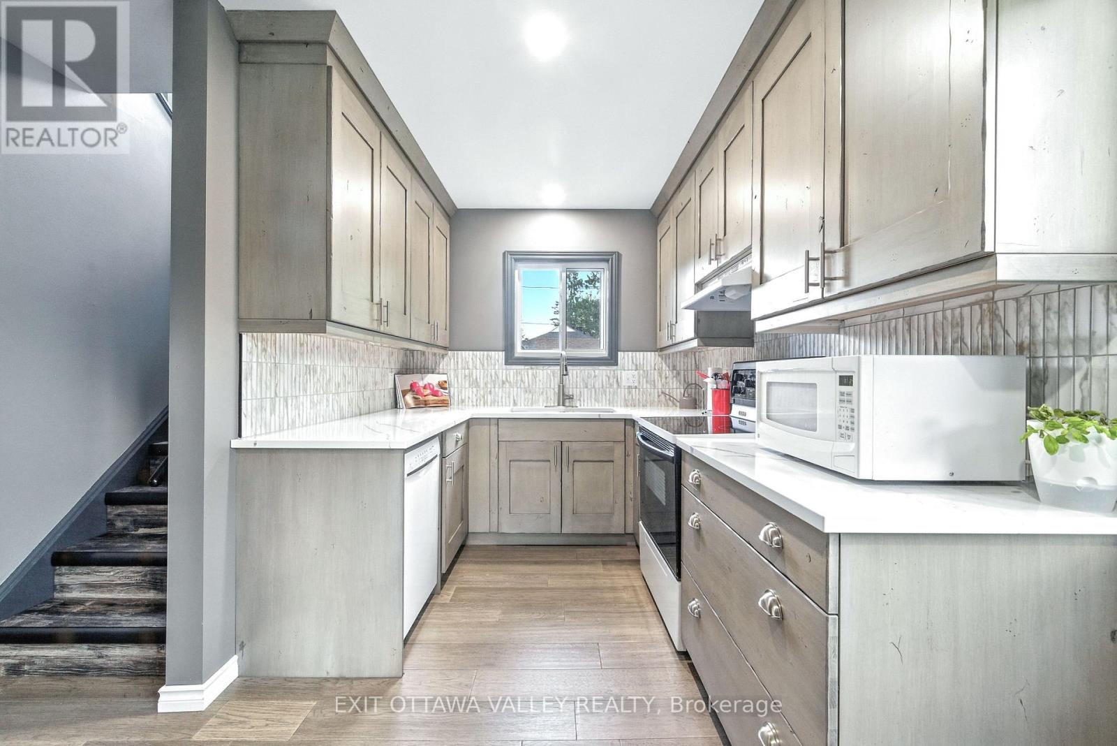 49 Glendale Avenue, Deep River, Ontario  K0J 1P0 - Photo 11 - X12275571
