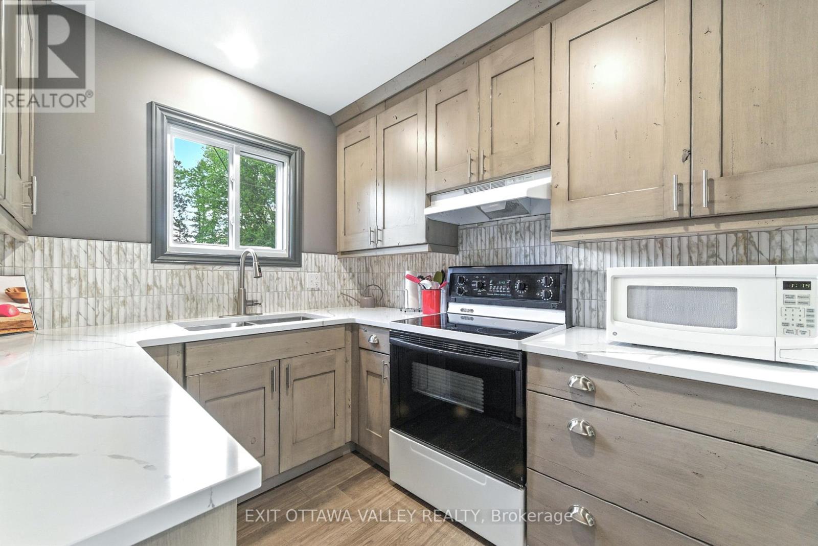 49 Glendale Avenue, Deep River, Ontario  K0J 1P0 - Photo 13 - X12275571