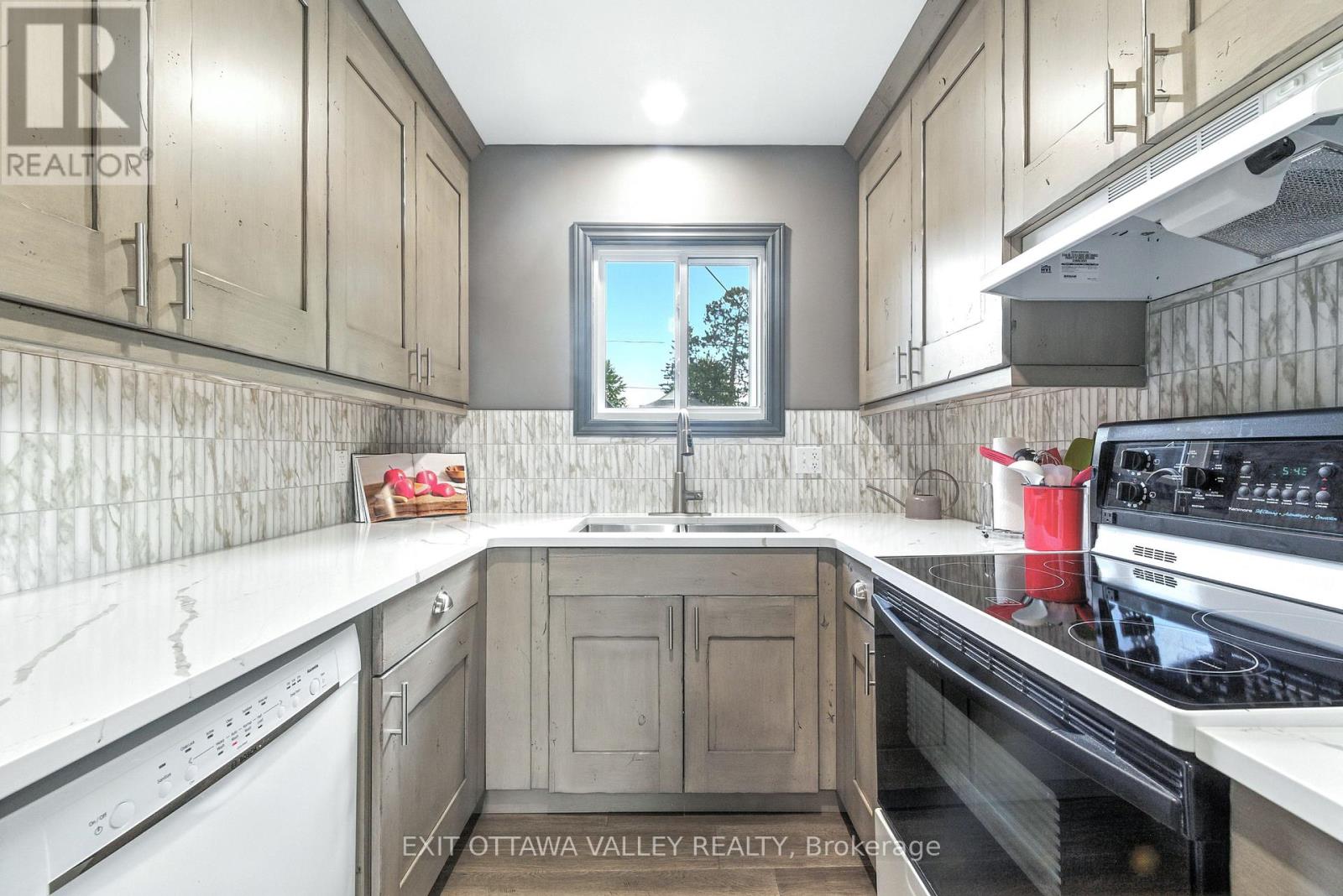 49 Glendale Avenue, Deep River, Ontario  K0J 1P0 - Photo 14 - X12275571