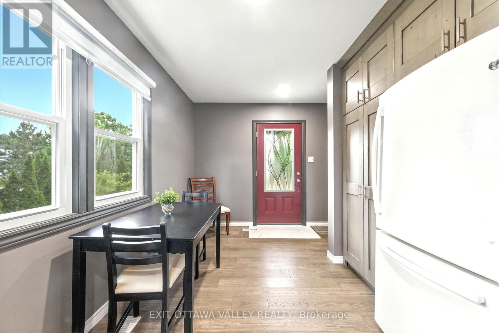 49 Glendale Avenue, Deep River, Ontario  K0J 1P0 - Photo 3 - X12275571