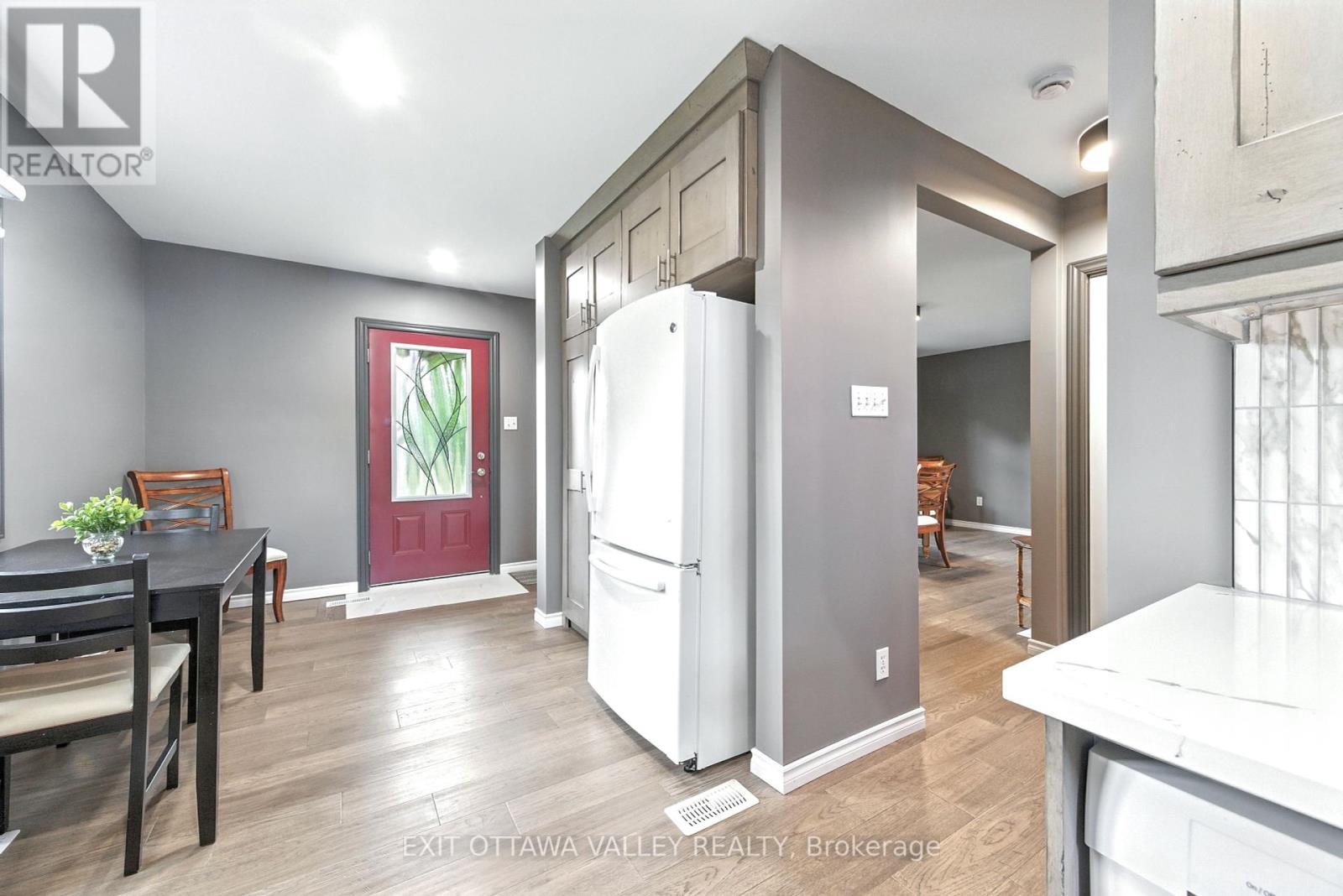 49 Glendale Avenue, Deep River, Ontario  K0J 1P0 - Photo 5 - X12275571