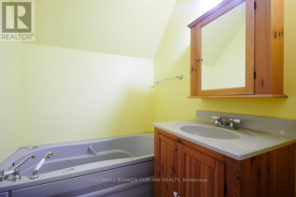 11719 Lakeshore Drive, South Dundas, Ontario  K0C 1X0 - Photo 24 - X12275291