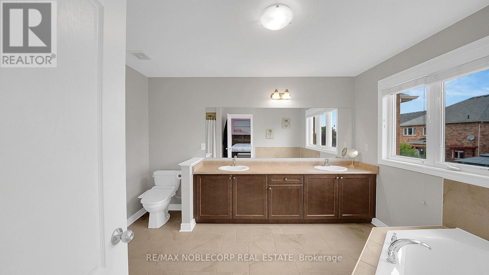 158 Downy Emerald Drive, Bradford West Gwillimbury (Bradford), Ontario  L3Z 0E6 - Photo 21 - N12275405