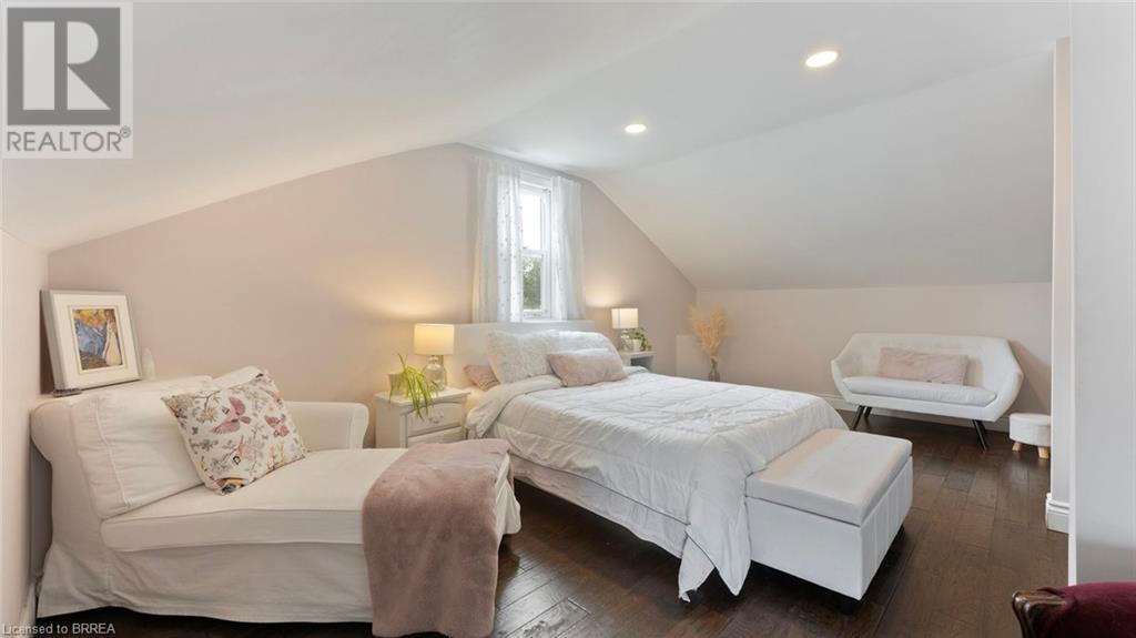 Photo 28 of 44 for 262 John Street S