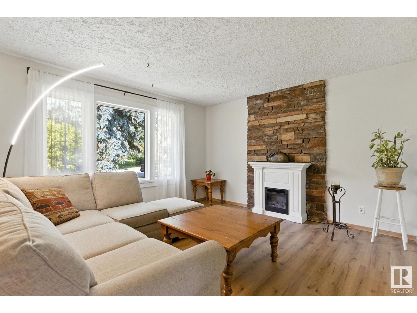 Property at 7 GRANDORA CR image 2