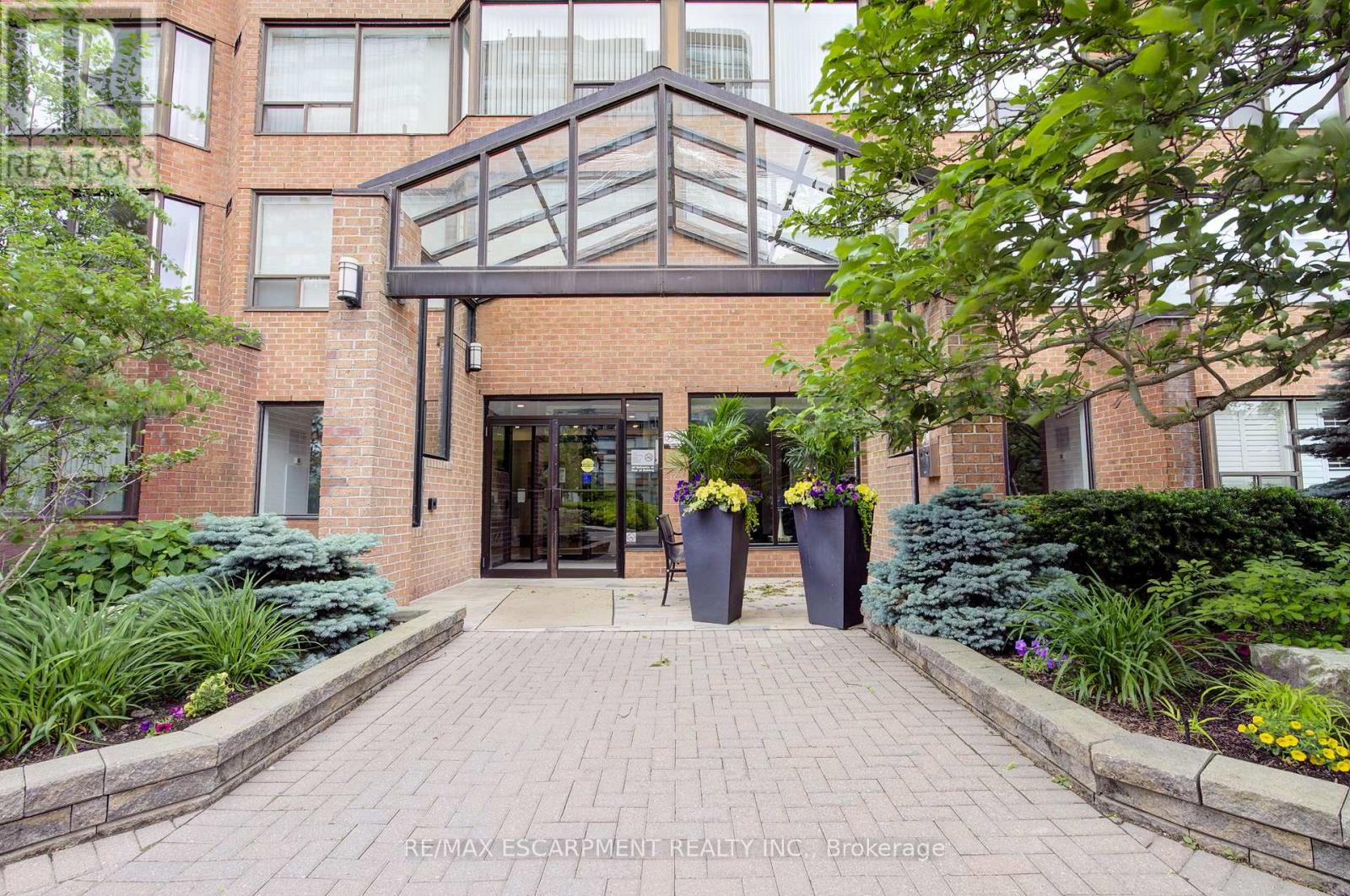 306 - 1270 Maple Crossing Boulevard, Burlington (Brant), Ontario  L7S 2J3 - Photo 3 - W12275499