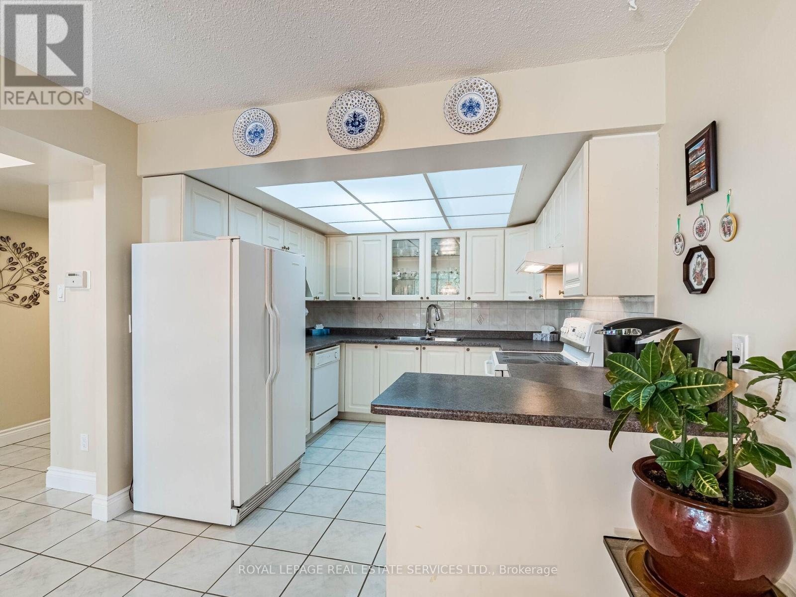 202 - 310 Mill Street S, Brampton (Brampton South), Ontario  L6Y 3B1 - Photo 14 - W12275570