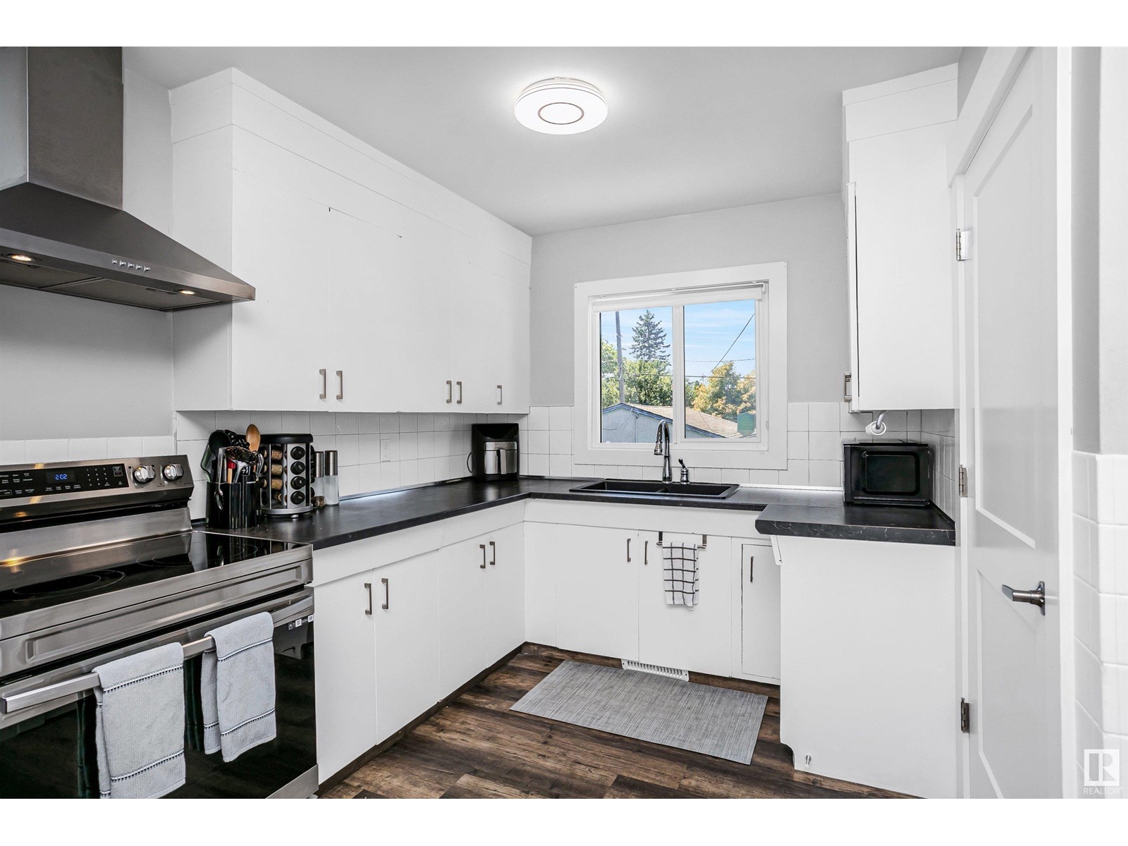 Property at 9146 152 ST NW image 4