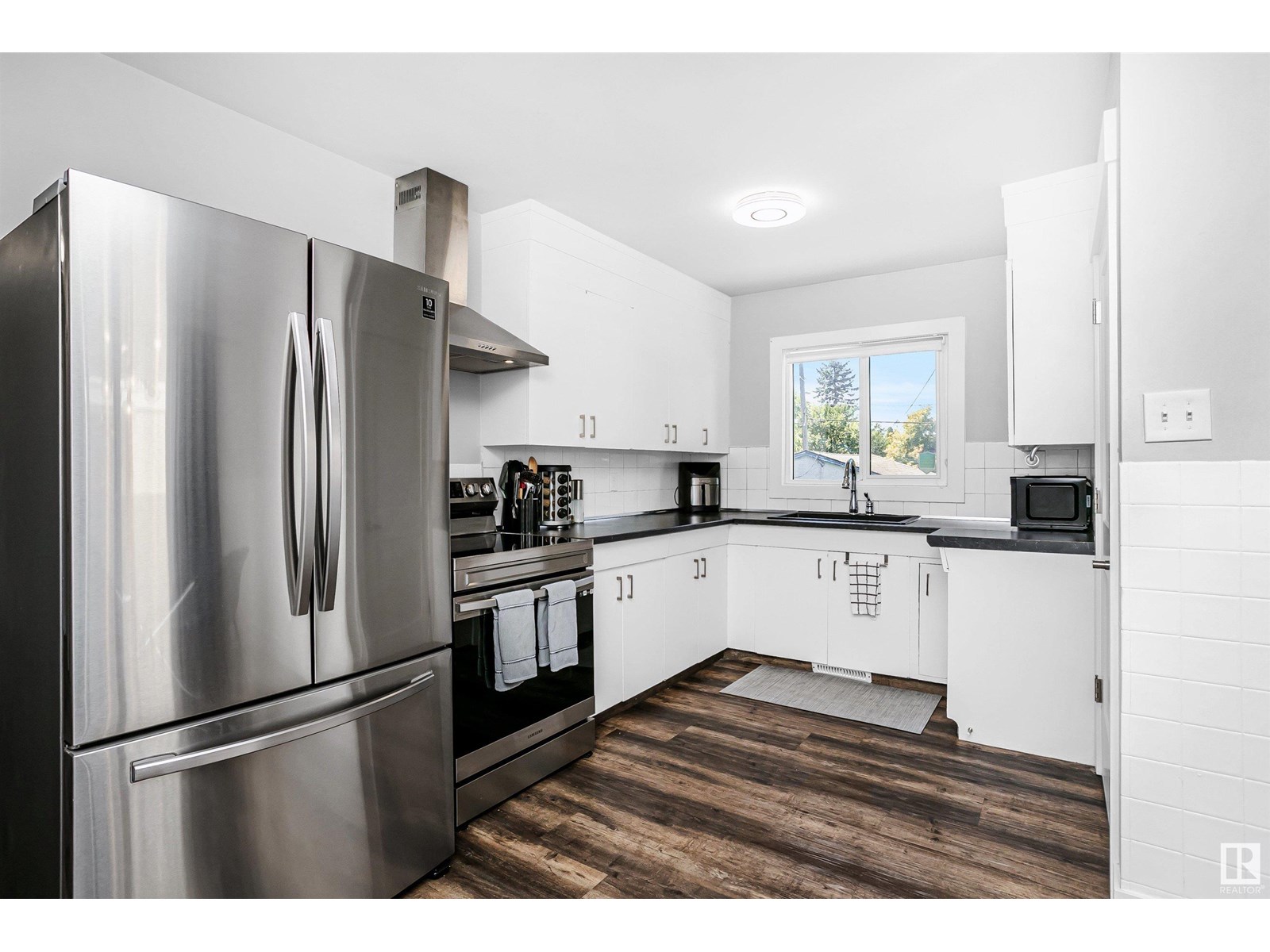 Property at 9146 152 ST NW image 2