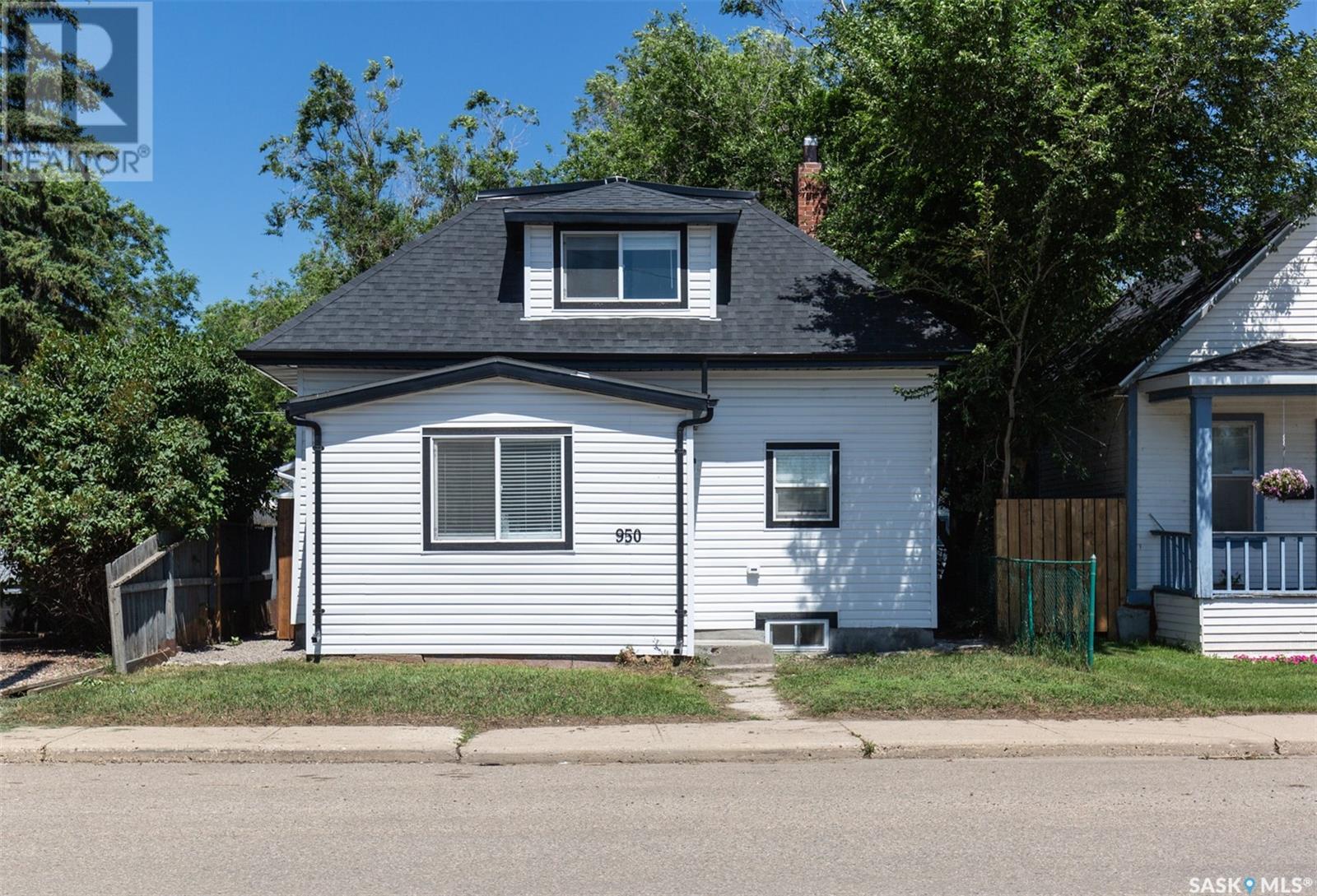 Property at 950 Ominica STREET W image 1