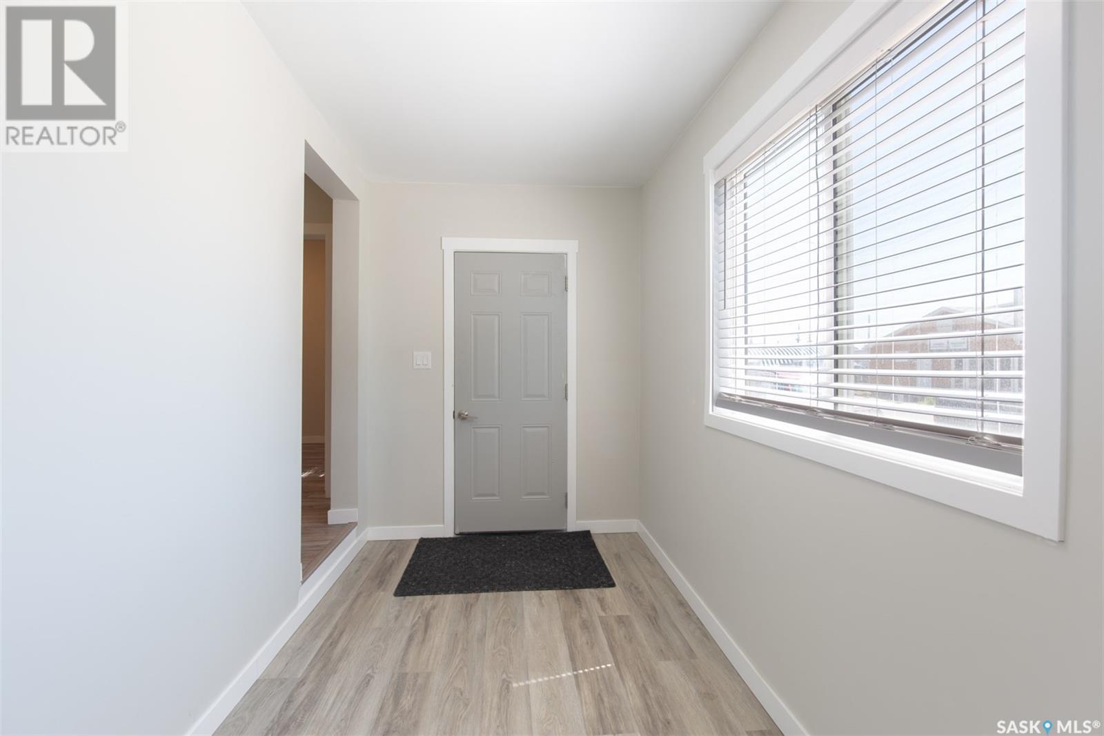 Property at 950 Ominica STREET W image 3