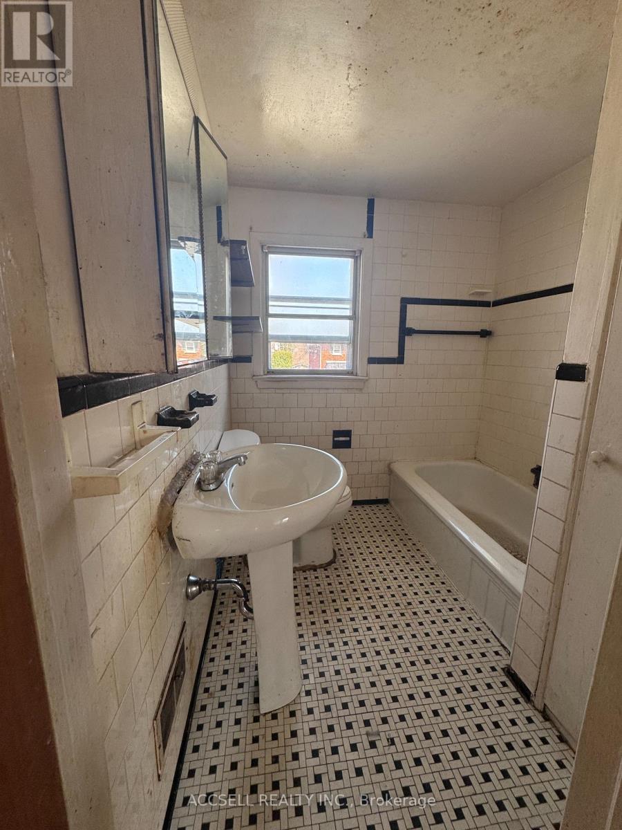 1122 Aldea Avenue, Ottawa, Ontario K1H 8C2 - Photo 13 - X12276110