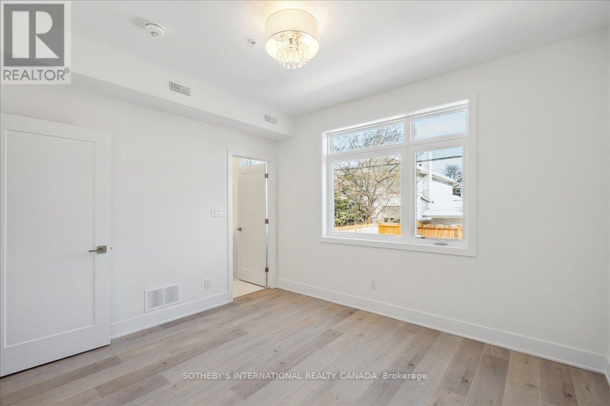 683 Melbourne Avenue, Ottawa, Ontario  K2A 1X4 - Photo 8 - X12276141