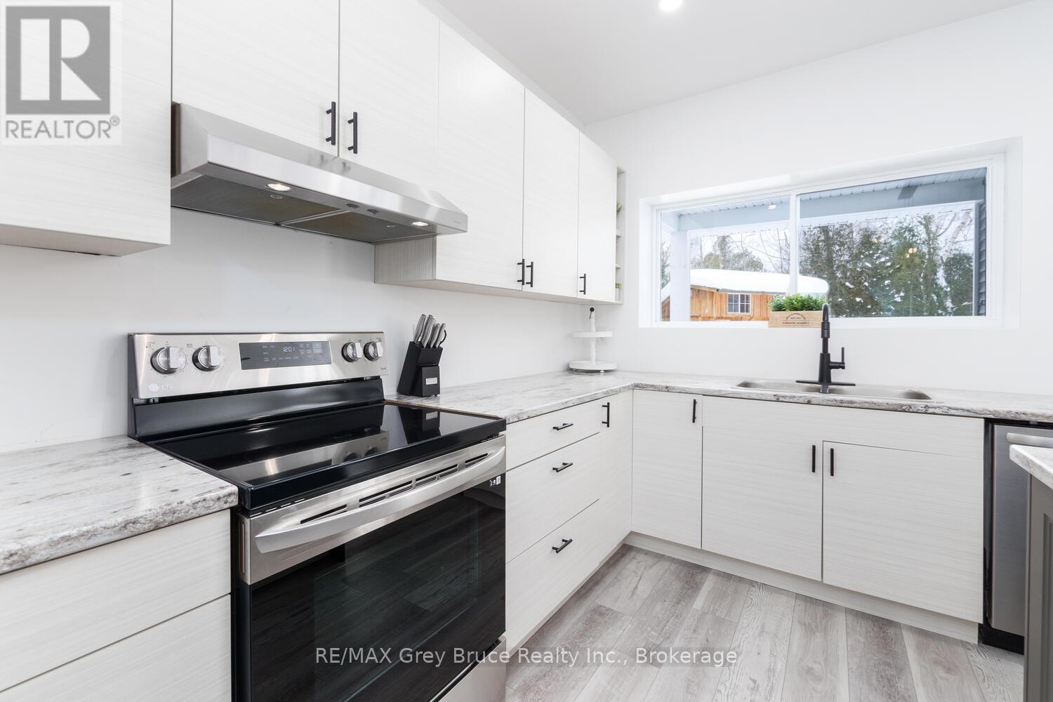 32 Southampton Parkway, South Bruce Peninsula, Ontario  N0H 2G0 - Photo 14 - X12276177