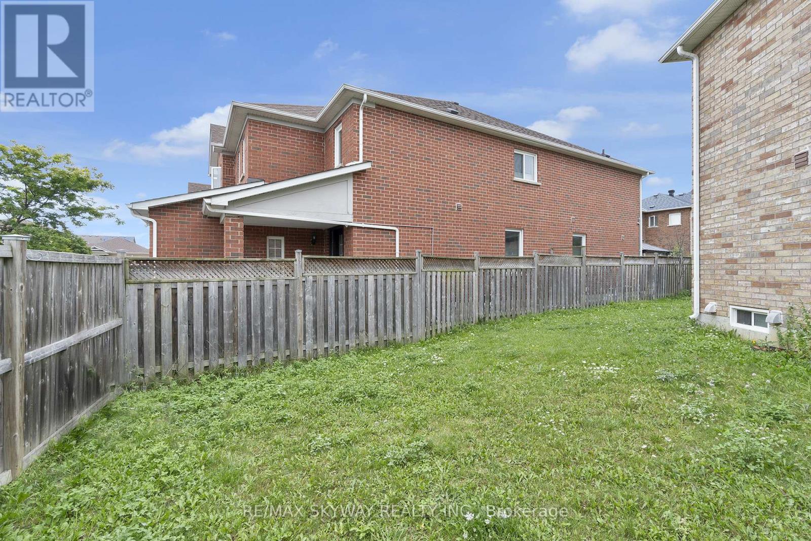 19 Rednor Drive, Brampton (Brampton East), Ontario  L6P 1P4 - Photo 38 - W12193651