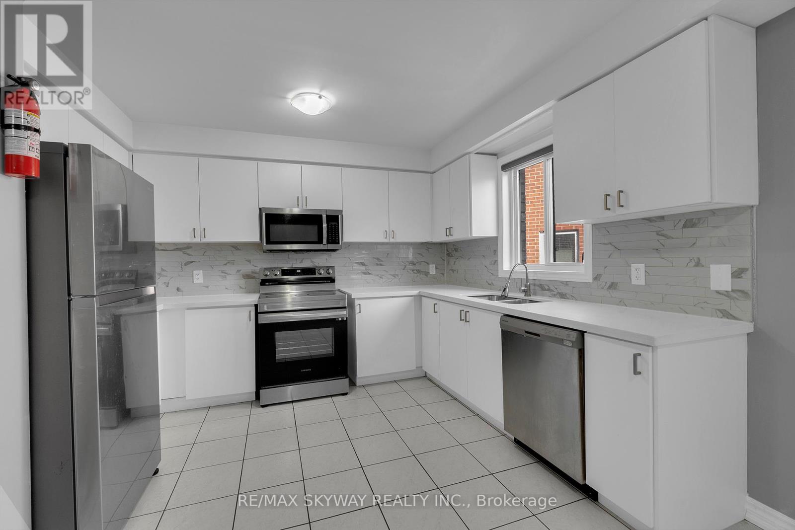 19 Rednor Drive, Brampton (Brampton East), Ontario  L6P 1P4 - Photo 17 - W12193651