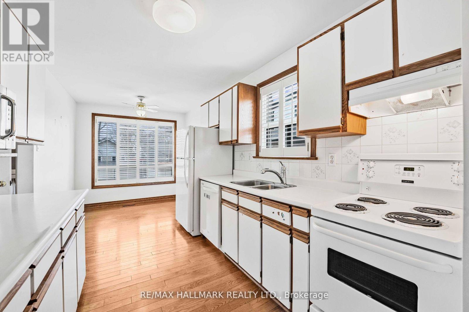 17 Tofield Crescent, Toronto, Ontario  M9W 2B8 - Photo 10 - W12275999