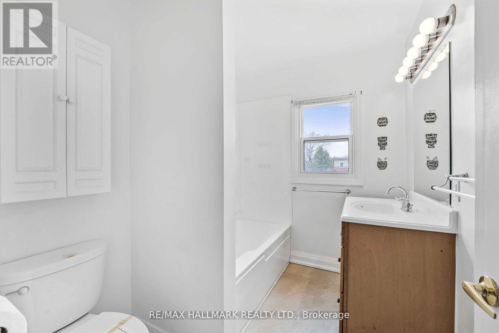 17 Tofield Crescent, Toronto, Ontario  M9W 2B8 - Photo 25 - W12275999