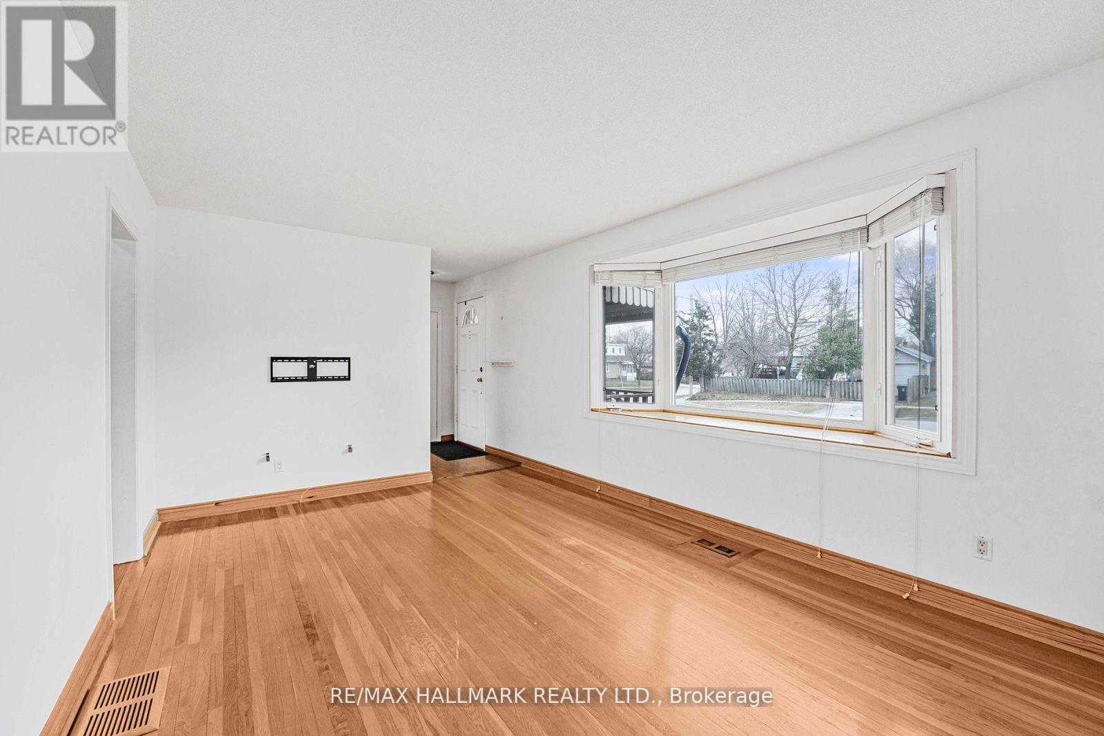 17 Tofield Crescent, Toronto, Ontario  M9W 2B8 - Photo 7 - W12275999