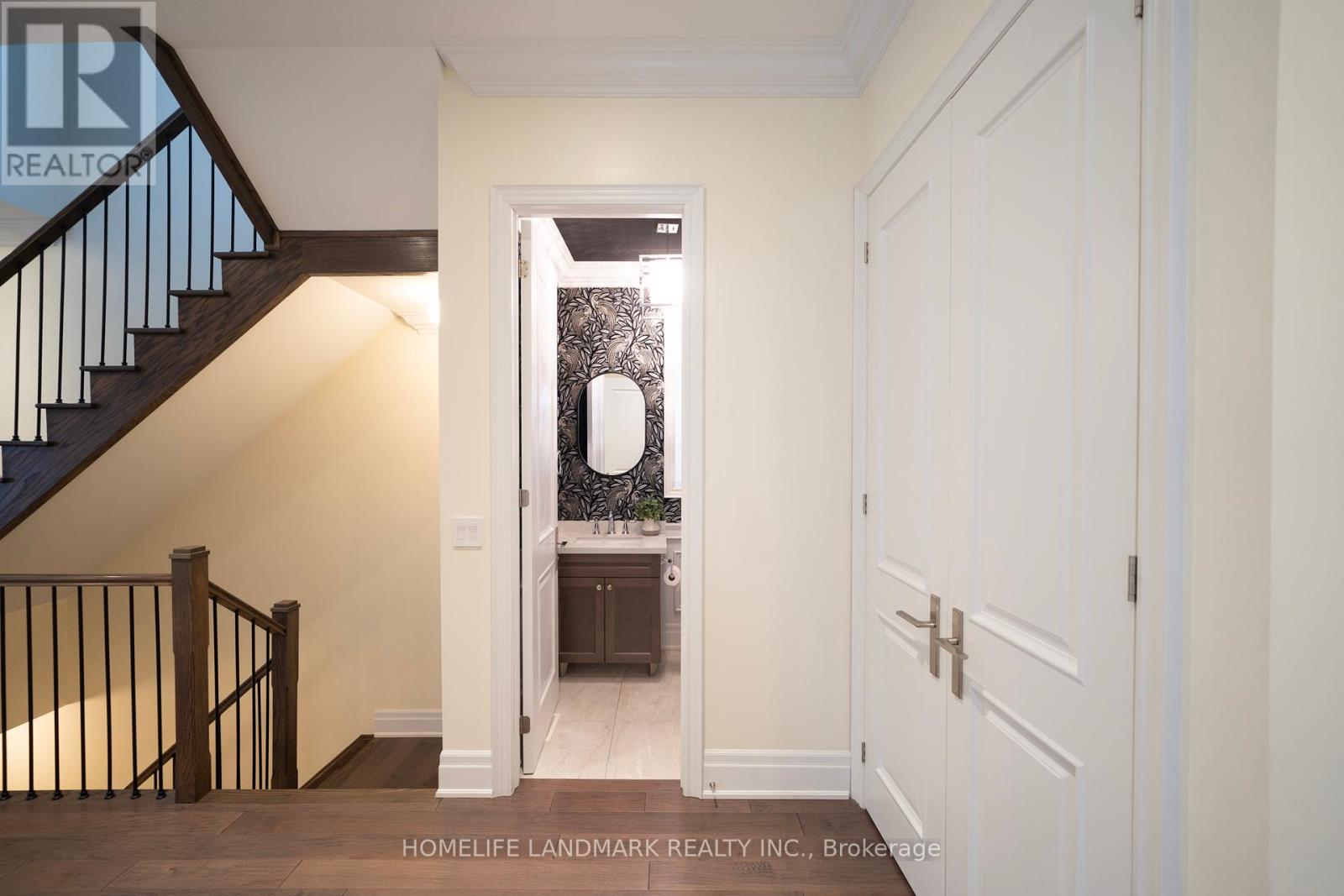 343 Tudor Avenue, Oakville, Ontario  L6K 0G8 - Photo 6 - W12276202