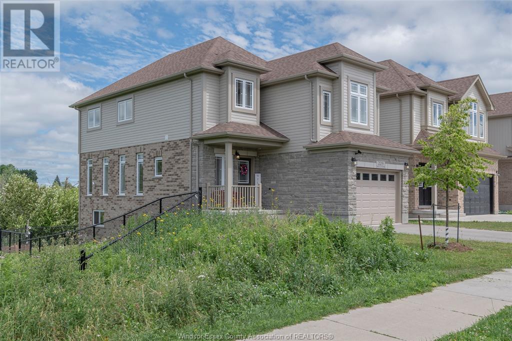 Property at 229 Macalister BOULEVARD image 4