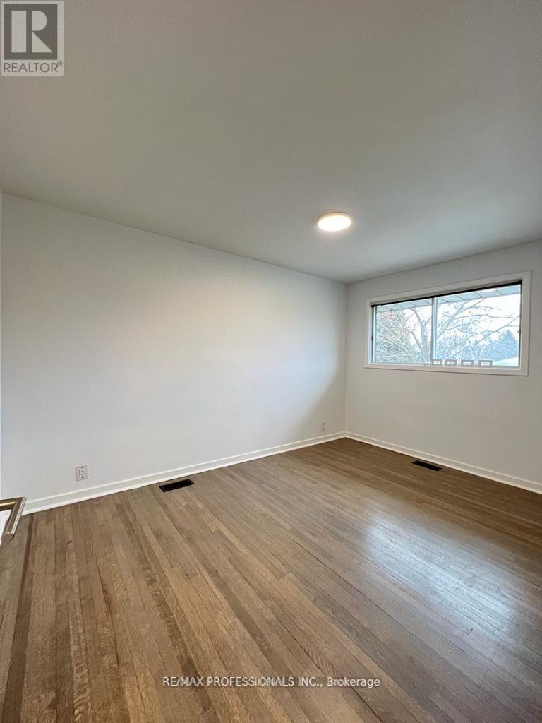 15 Ridge Drive, Oakville, Ontario  L6H 1B7 - Photo 21 - W12260089