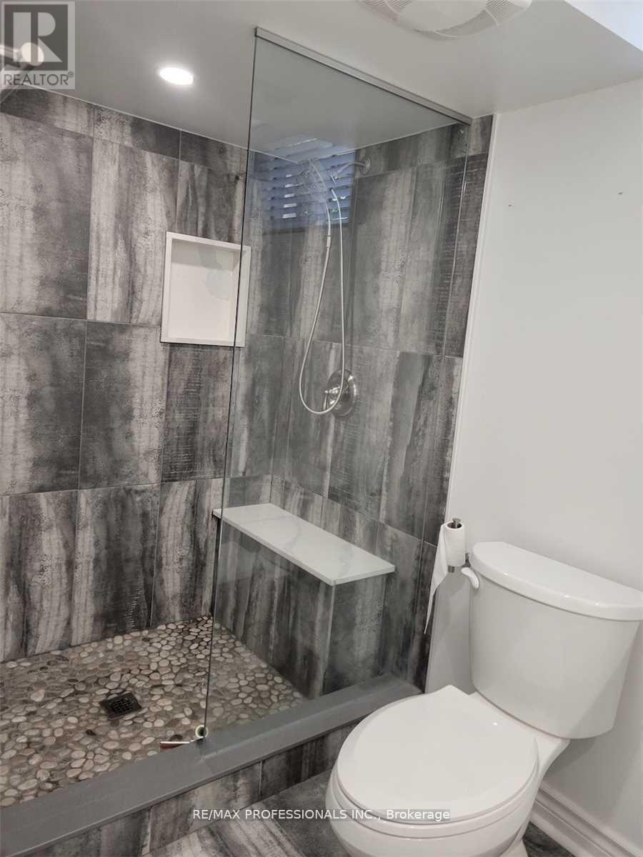 15 Ridge Drive, Oakville, Ontario  L6H 1B7 - Photo 12 - W12260089