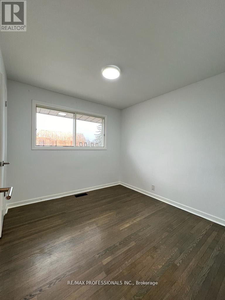 15 Ridge Drive, Oakville, Ontario  L6H 1B7 - Photo 22 - W12260089
