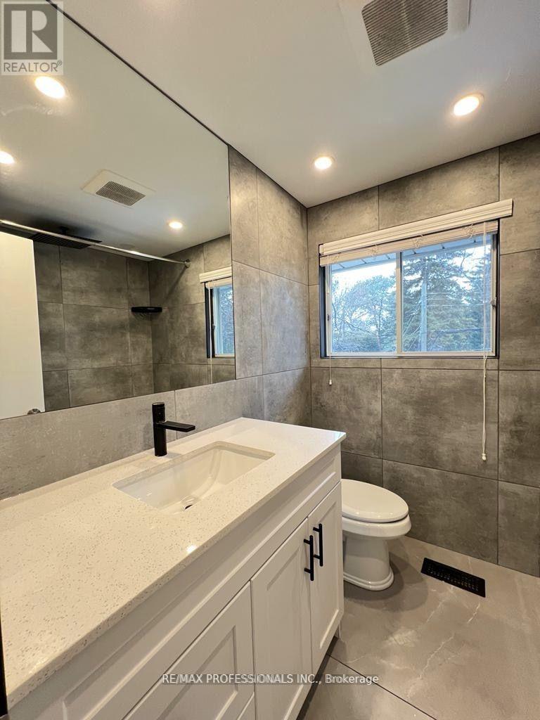 15 Ridge Drive, Oakville, Ontario  L6H 1B7 - Photo 18 - W12260089