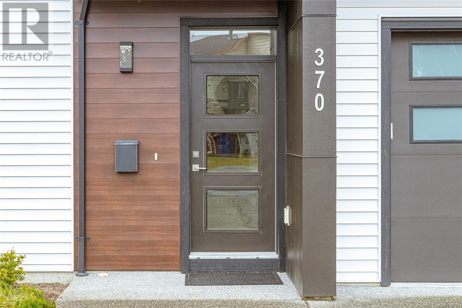 Property at 370 Vienna Pl image 2