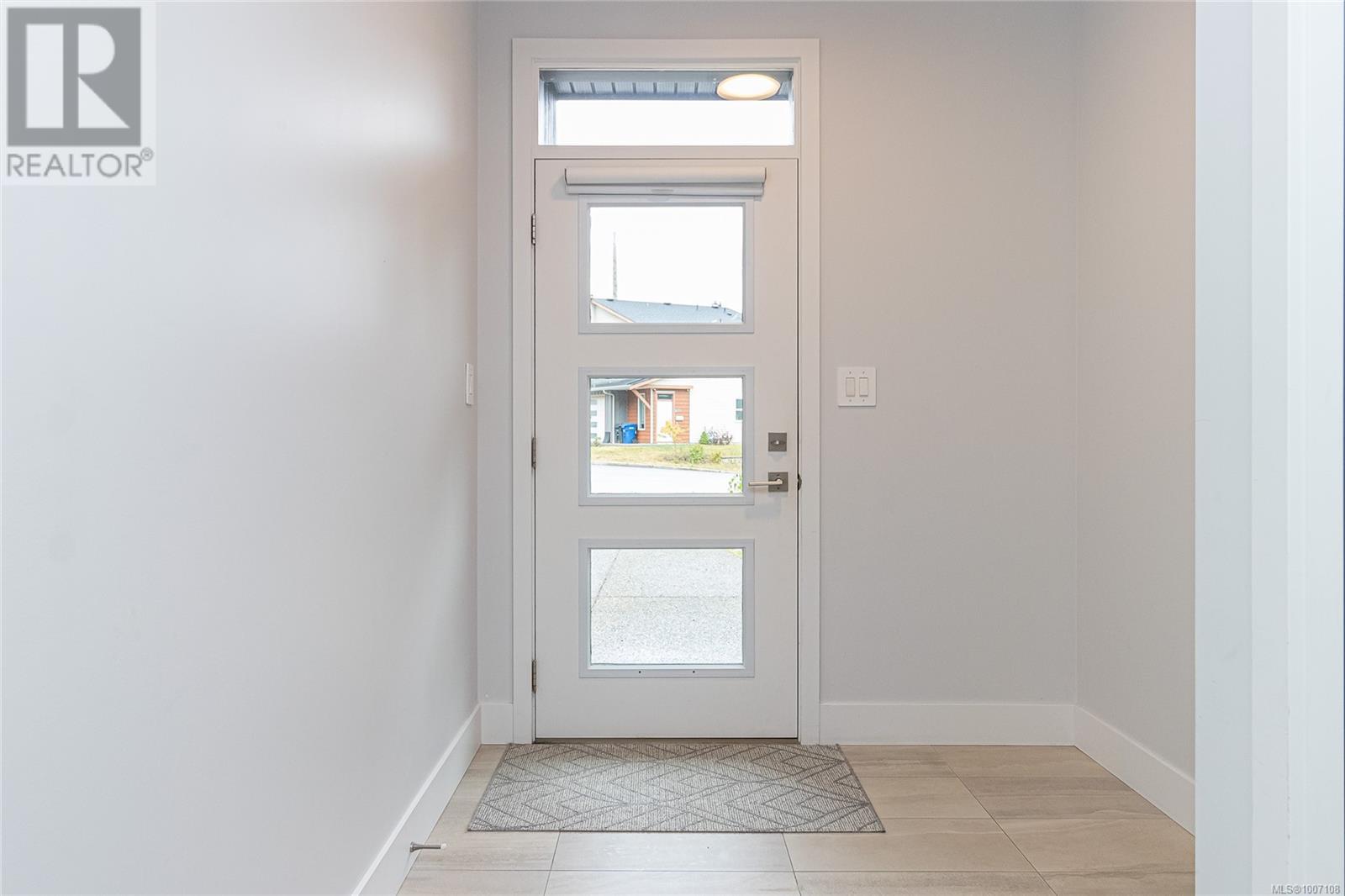 Property at 370 Vienna Pl image 3