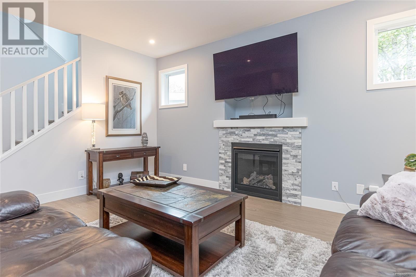 Property at 370 Vienna Pl image 5